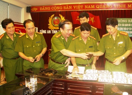 Thưởng nóng chuyên án phá vụ trộm cắp 6 khẩu súng K54 - 1 Thưởng nóng chuyên án phá vụ trộm cắp 6 khẩu súng K54