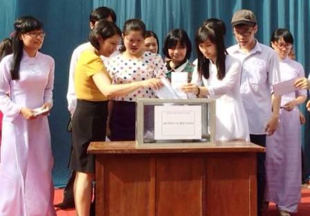 Nhiều trường học và người dân xứ Thanh hướng về biển đảo quê hương - 3 Thầy Lê Văn Vinh - Hiệu phó phụ trách trường THPT chuyên Lam Sơn chuyển số tiền