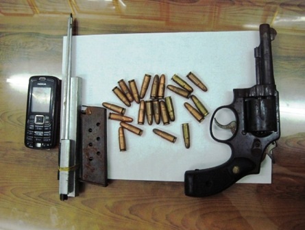 Súng ngắn, hộp tiếp đạn, 22 viện đạn và một số tang vật thu giữ được từ đối tương Lê Anh Dũng.