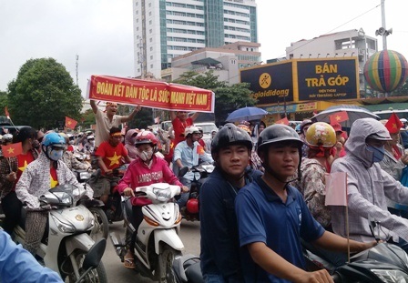 Hàng nghìn công nhân tuần hành ôn hòa phản đối Trung Quốc - 2 Những khẩu hiệu thể hiện tinh thần yêu nước của lực lượng Công nhân.