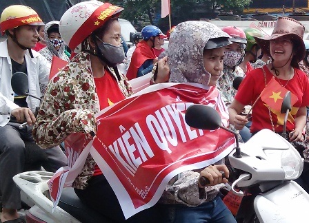 Hàng nghìn công nhân tuần hành ôn hòa phản đối Trung Quốc - 3 Những khẩu hiệu thể hiện tinh thần yêu nước của lực lượng Công nhân.