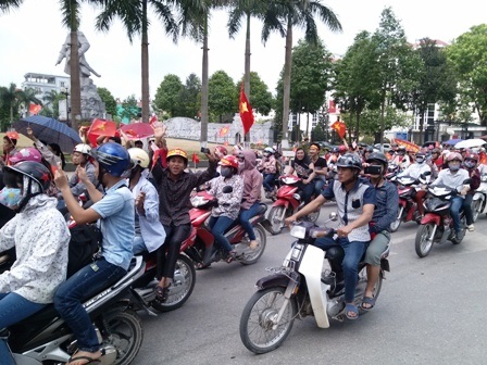 Hàng nghìn công nhân tuần hành ôn hòa phản đối Trung Quốc - 4 Dòng người tuần hành trong trật tự, ôn hòa.