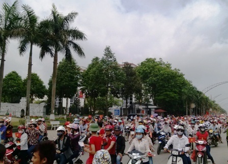 Hàng nghìn công nhân tuần hành ôn hòa phản đối Trung Quốc - 5 Dòng người tuần hành trong trật tự, ôn hòa.