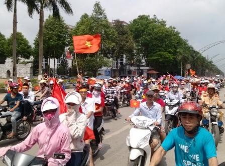 Hàng nghìn công nhân tuần hành ôn hòa phản đối Trung Quốc - 6 Dòng người tuần hành trong trật tự, ôn hòa.