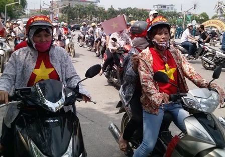 Hàng nghìn công nhân tuần hành ôn hòa phản đối Trung Quốc - 7 Đến 11h cùng ngày, những người xuống đường đã kết thúc cuộc tuần hành.