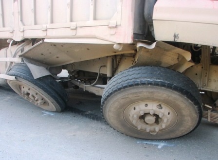 Vụ tai nạn khiến 2 chiếc xe bị hư hỏng nặng.