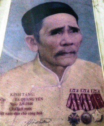  Chiếc áo lụa Bác Hồ tặng cụ Tạ Quang Yên.