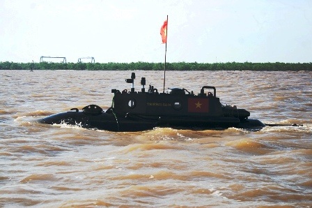 Ban đầu tàu chỉ chạy chậm và di chuyển ở 1 khu vực nhất định