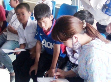  Các học sinh kiểm tra sức khỏe tại bệnh viện sau khi có biểu hiện bất thường.