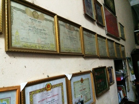  Bằng khen, huân huy chương treo kín trên tường nhà ông Tạ Quang Tám.