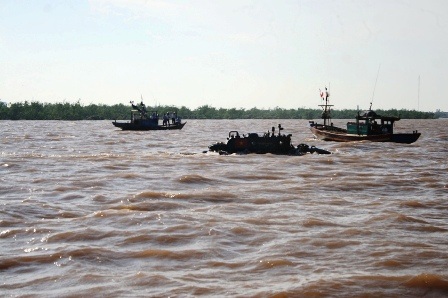 Tàu ngầm mini Trường Sa được hỗ trợ bởi tàu dân sự và tàu cá