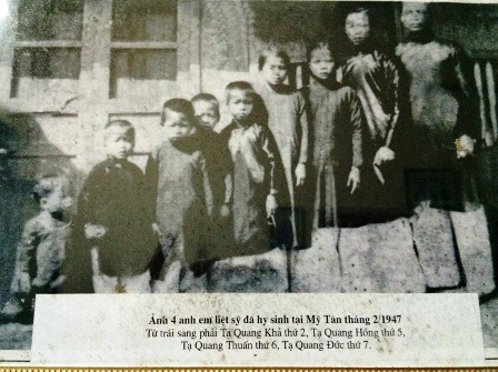 Ảnh 9 anh em nhà ông Tám chụp lưu niệm năm 1947.