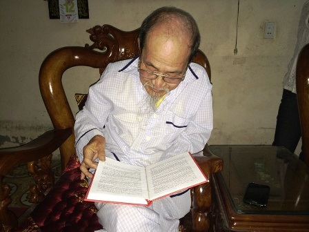 Ông Tạ Quang Tám hồi tưởng lại những ký ức đã qua.