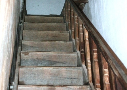  Cầu thang thiết kế đơn giản nhưng rất chắc chắn.