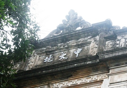 Biệt thự mang kiến trúc phương Tây nhưng có ghi chữ Nho trước nhà