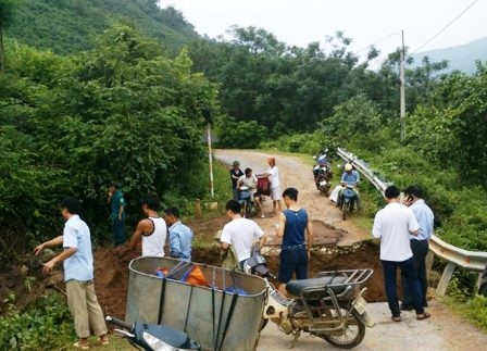 Cận cảnh sạt lở kinh hoàng trên quốc lộ 15C - 1 Chính quyền địa phương đang chỉ đạo công tác khắc phục hậu quả mưa lũ.
