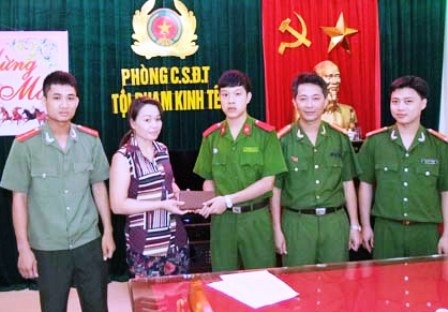 Học viên trường Cảnh sát trả lại tài sản cho người đánh rơi - 1 Anh Nguyễn Đức Thắng trao lại tài sản nhặt được cho người đánh rơi.