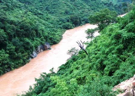 Mưa lũ khiến nước sông Mã dâng cao.