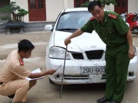 Chiếc xe gây tai nạn được đưa về cơ quan Công an.