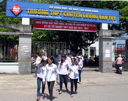 Một giám thị phải dừng công tác coi thi vì bị tai nạn giao thông - 1 Thí sinh Ninh Bình tham dự kỳ thi tốt nghiệp THPT năm học 2013 - 2014. (Ảnh: Đức Văn)