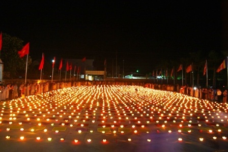 Những ngọn nến hoa đăng được thắp lên để dâng lời cầu nguyện cho hòa bình biển đảo quê hương.