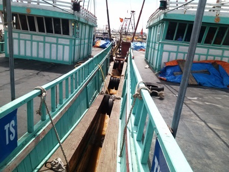 Nỗi lòng đôi tàu cá lớn nhất miền Bắc phải nằm bờ - 1 Đôi tàu cá của anh Phạm Gia Đông đang neo đậu tại cảng Hới, phường Quảng Tiến, TX Sầm Sơn