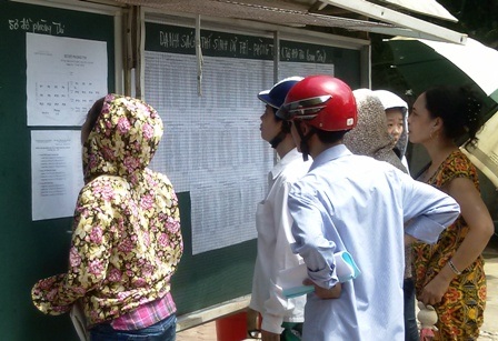 Thí sinh và phụ huynh xem số báo danh và phòng thi tại Trường THPT chuyên Lam Sơn.