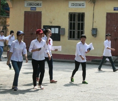 Mặc dù nắng nực nhưng các thí sinh vẫn nợ nụ cười tươi sau khi kết thúc môn Hóa học