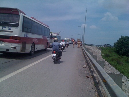 Qua đường thiếu quan sát, một người chết thảm dưới gầm xe container - 2 Lực lượng Cảnh sát giao thông điều tiết giao thông tránh gây ách tắc