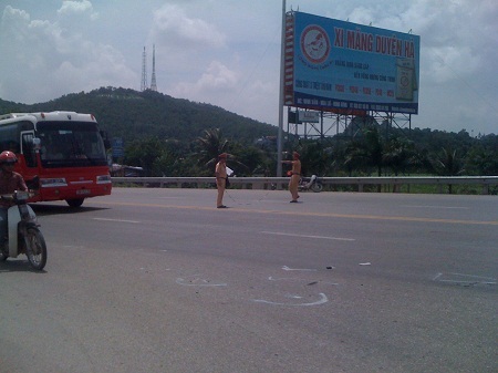 Qua đường thiếu quan sát, một người chết thảm dưới gầm xe container - 1 Hiện trường vụ tai nạn khiến một người chết thảm