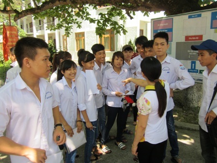 Các thí sinh tỉnh Ninh Bình trao đổi lại với cô giáo về phần thi của mình.