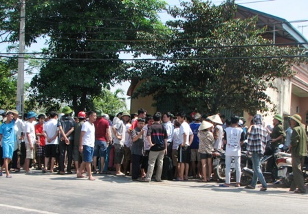 Hàng trăm người dân tập trung quanh hiện trường vụ việc.