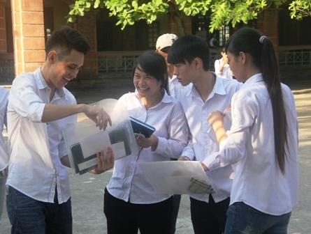 Sau khi kết thúc môn thi Ngoại ngữ, nhiều thí sinh nán lại chia vui cùng bạn bè.