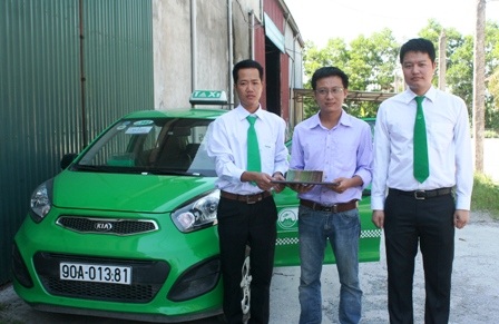 Tài xế Kiên (bìa trái) trao lại số tiền 500 triệu đồng cho anh Tùng