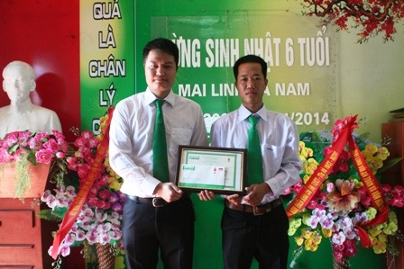 Ông Nguyễn Hoàng Giang, Giám đốc Công ty taxi Mai Linh Hà Nam, trao bằng khen cho anh Kiên