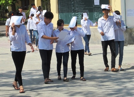 Thí sinh tại Ninh Bình hoàn thành xong môn thi Ngoại ngữ. (Ảnh: Đức Văn)