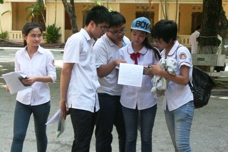 Các thí sinh cùng chia sẻ đáp án với nhau. (Ảnh: Đức Văn)