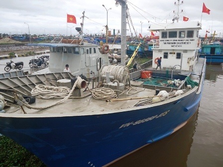 Hai chiếc tàu Hải Âu 01 và Hải Âu 02 neo đậu ở cửa biển.