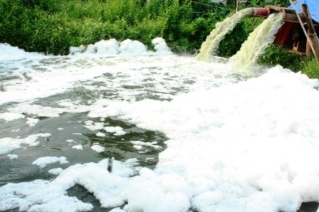  Nước sông Nhuệ hút lên đen kịt và bọt trắng xóa.