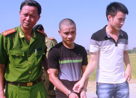 Đối tượng gây án (giữa).