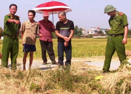  Lực lượng công an đưa đối tượng đi tìm tang vật vụ án. 