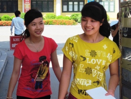 Các thí sinh nở nụ cười sau khi kết thúc môn thi cuối. (Ảnh: Thái Bá)