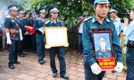 Vụ máy bay rơi: Xúc động phút giây đón anh trở về với đất mẹ