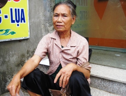  Bà Võ Thị Đào (67 tuổi) ngồi đợi cháu thi.