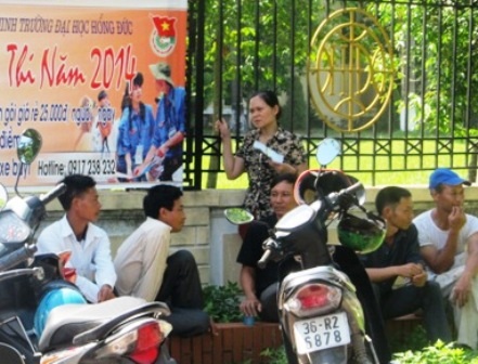 Các bậc phụ huynh vất vả ngồi tránh nắng đợi con em thi