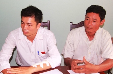 Anh Dương Duy Tuệ (bìa trái) và anh Lê Văn Công