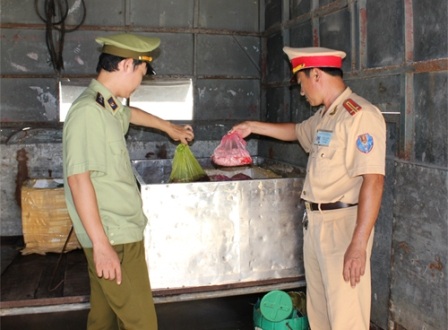 Thu giữ hơn 200kg nội tạng động vật thối rữa trên đường tiêu thụ - 1 Các đơn vị chức năng kiểm tra lô hàng nêu trên
