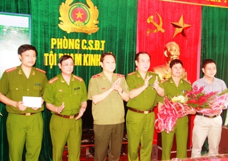 Thưởng nóng Ban chuyên án triệt phá đường dây đánh bạc nghìn tỷ - 1 GĐ Công an tỉnh Thanh Hóa thưởng nóng Ban chuyên án