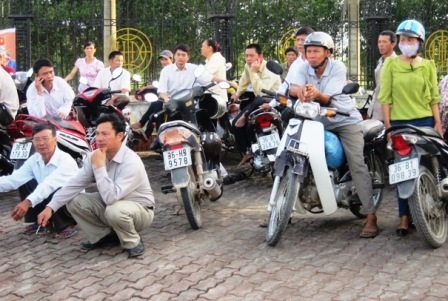 Nhiều phụ huynh đã đưa thí sinh đến từ rất sớm đứng chờ bên ngoài cồng trường. (Ảnh: Thái Bá)