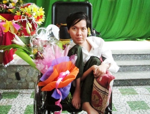 Chàng thi sĩ tật nguyền mong muốn dành tiền bán thơ ủng hộ chương trình vì biển đảo quê hương